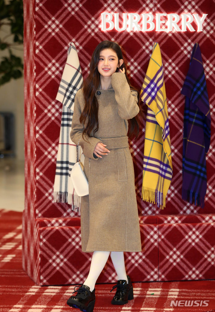 그룹 뉴진스 다니엘이 27일 오전 서울 영등포구 더현대서울에서 열린 버버리(BURBERRY) 홀리데이 팝업 스토어 오픈 행사에 참석해 포즈를 취하고 있다. 2023.11.27.